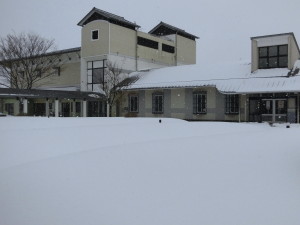 雪に染まる学校(朝８時)