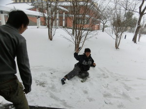 友達に倒され雪の中へ・・・