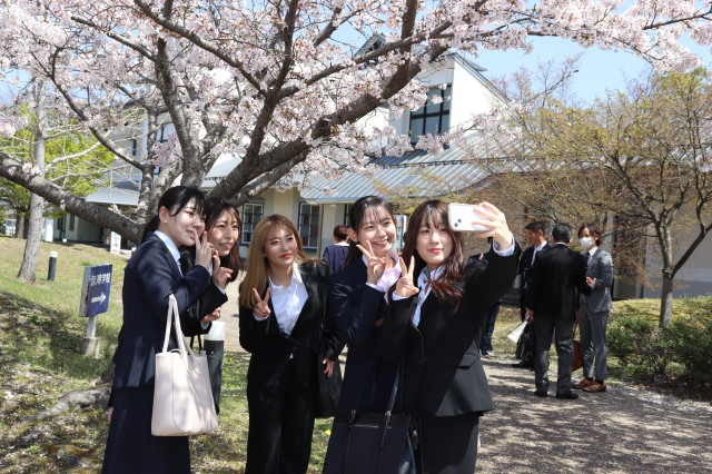 卒業式後、桜の下で・・・