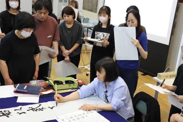 説明をしながらの講師の示範揮毫 