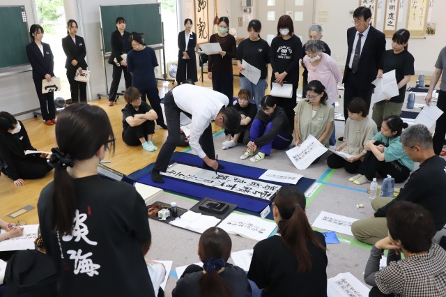 講師の示範揮毫